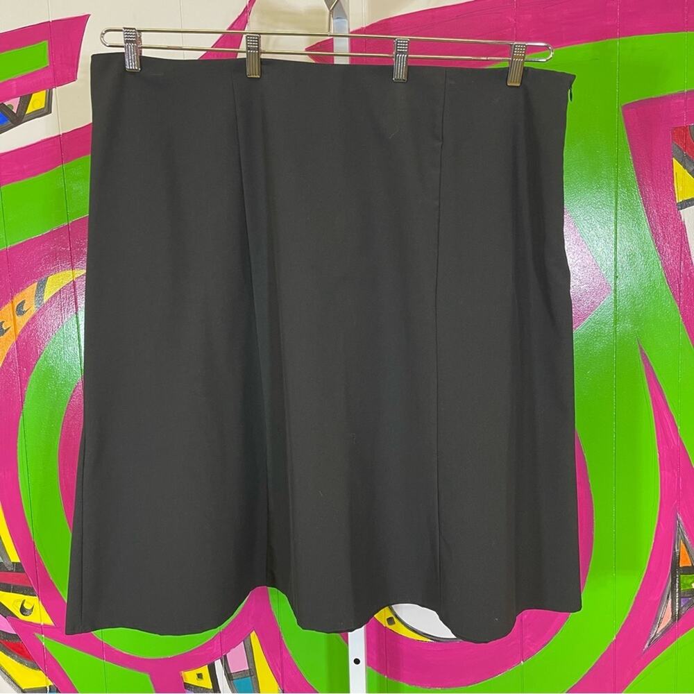 Notations Woman, Black Professional Side Zip Skirt. Size 24. Excellent condition